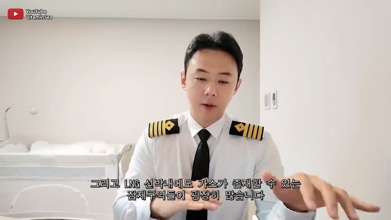 선장이 바다에서 130만원 짜리 아이폰케이스를 쓰는 이유.mp4_20250502_213324.116.jpg
